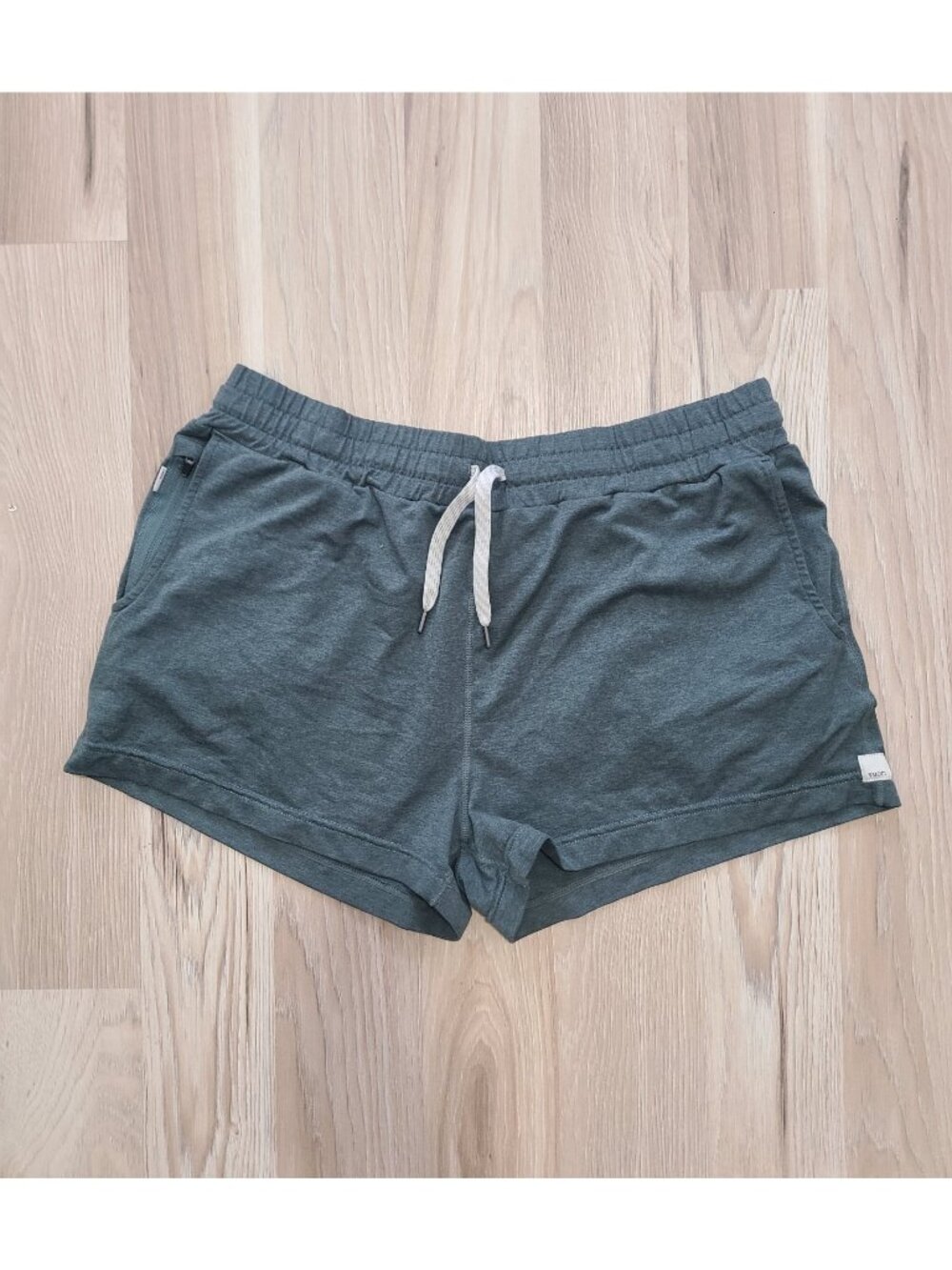 Vuori Halo Performance Shorts Womens size L Green Drawstring